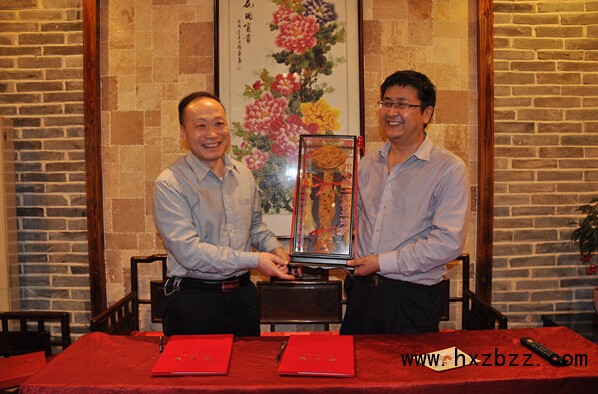 李保民董事长代表济宁市机械行业商会向广州机床工具行业协会赠送礼物